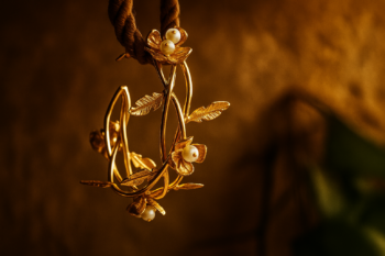 Svarnika Vine Pearl Earring