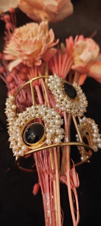 Noir Pearl Crown Hand Cuff