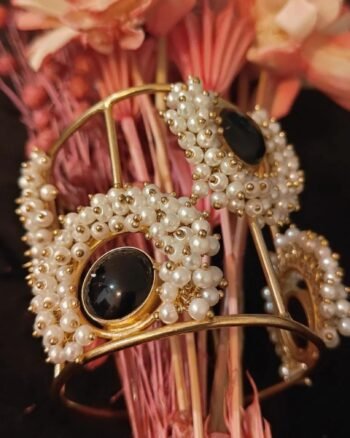 Noir Pearl Crown Hand Cuff