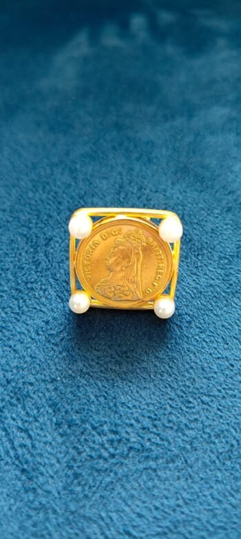 Victoria Crest Pearl Frame Ring