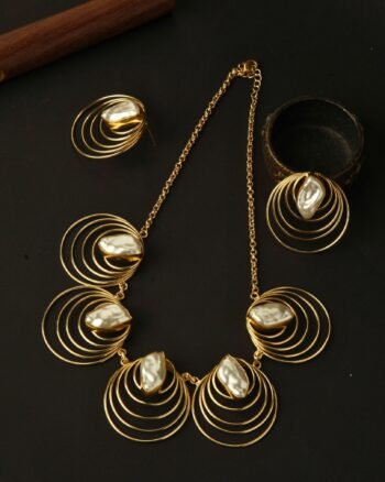 Layā Pearl Arc Necklace Set